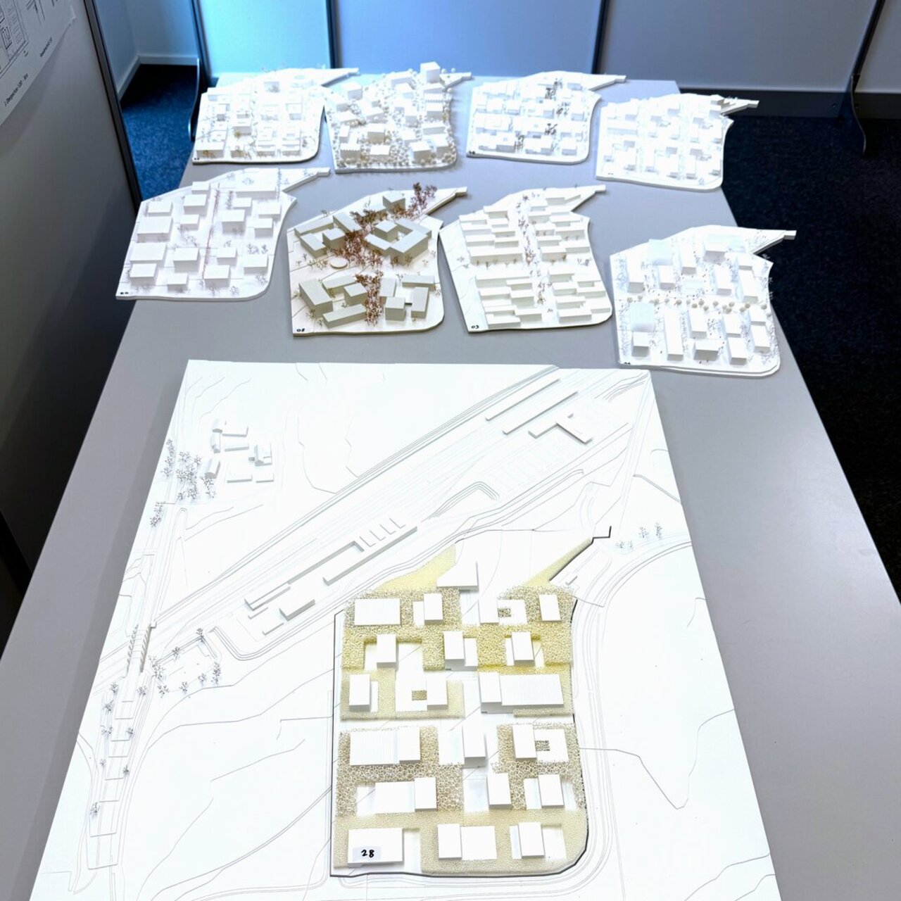 Mehrere eingereichte Modelle des Architekturwettbewerbs.