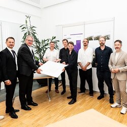 Bernhard Lamprecht, der Geschäftsführer der Kärntner Technologieparks, mit den Gewinnern des Architekturwettbewerbs und Vertretern aus Wirtschaft, Politik und vom Stift St. Paul